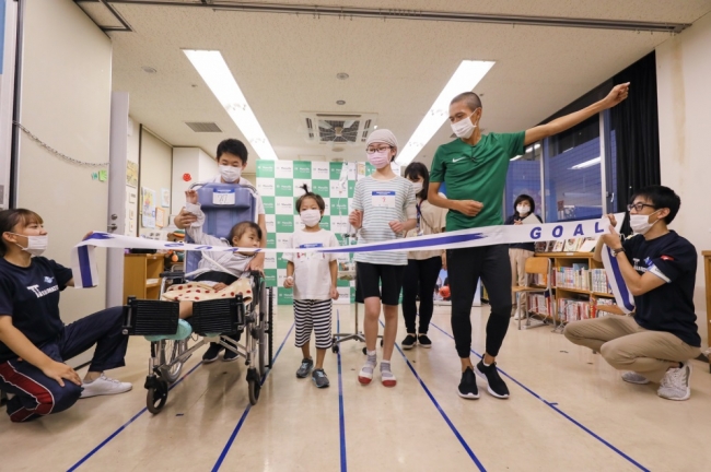 大迫傑選手が横浜市立大学附属病院で子どもたちに走り方のコツを伝授！！