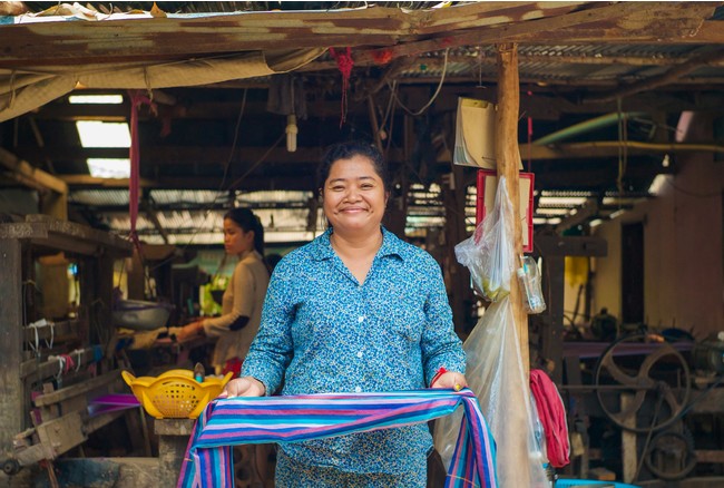 数人の従業員とともに織物工場を経営しているカンボジアの女性／Taejun Shin