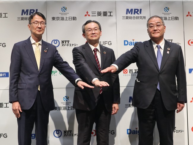 左から、NTTアノードエナジー 高間社長、三菱UFJ銀行 半沢頭取、大阪ガス 藤原社長