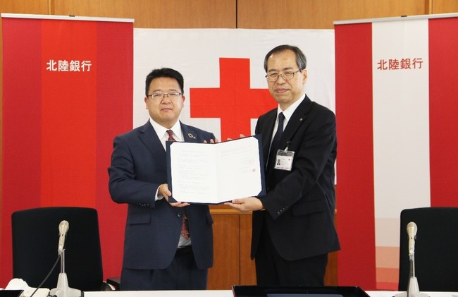 （左から）北陸銀行リテール推進部長 小谷洋志、　日本赤十字社富山県支部事務局長 大坪昭一様