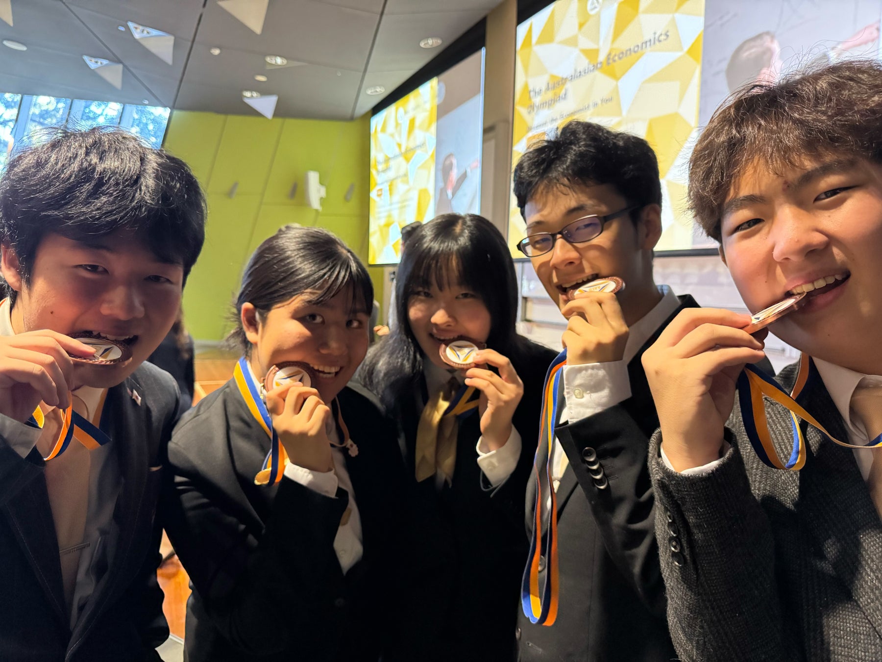 【各国の高校生が経済学を競う】オーストラレーシア経済学オリンピック（AAEO2025）　日本代表は初出場で銅メダル獲得！