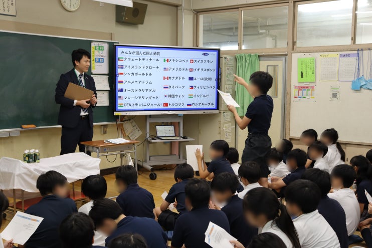 トレイダーズ証券：渋谷区立長谷戸小学校にて外国為替ディーラー内田が金融経済教育の出張授業を行いました。