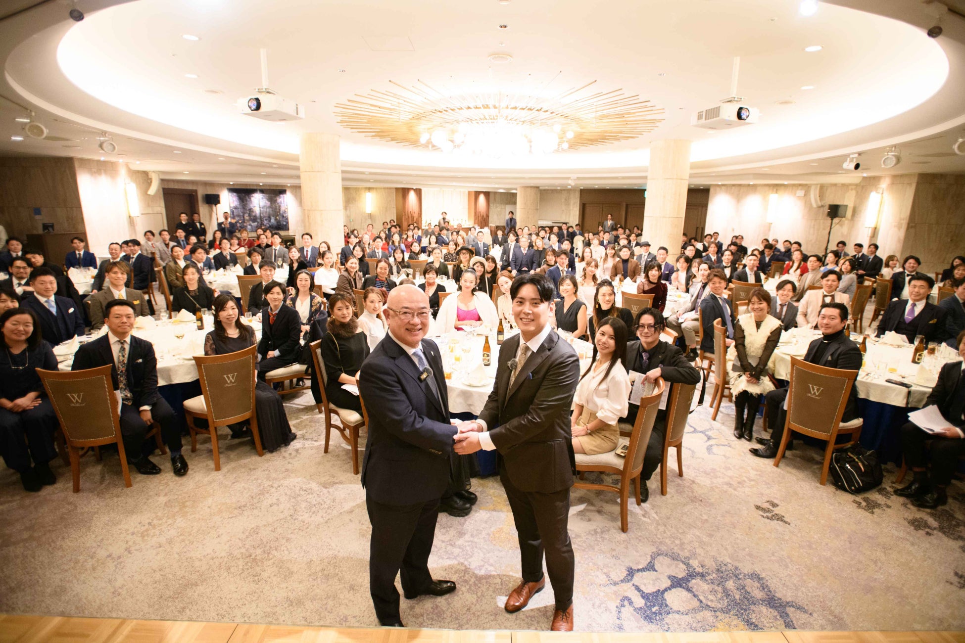 【イベント事後レポート】チームの成長を可視化する舞台。200名完全招待制の年末コンベンション表彰式を開催