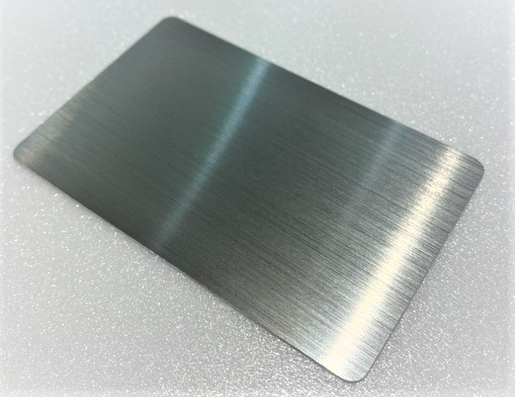 共同印刷、金属箔で上質感を演出する意匠性ICカード「TOMOWEL Chic METAL（TM）」を開発