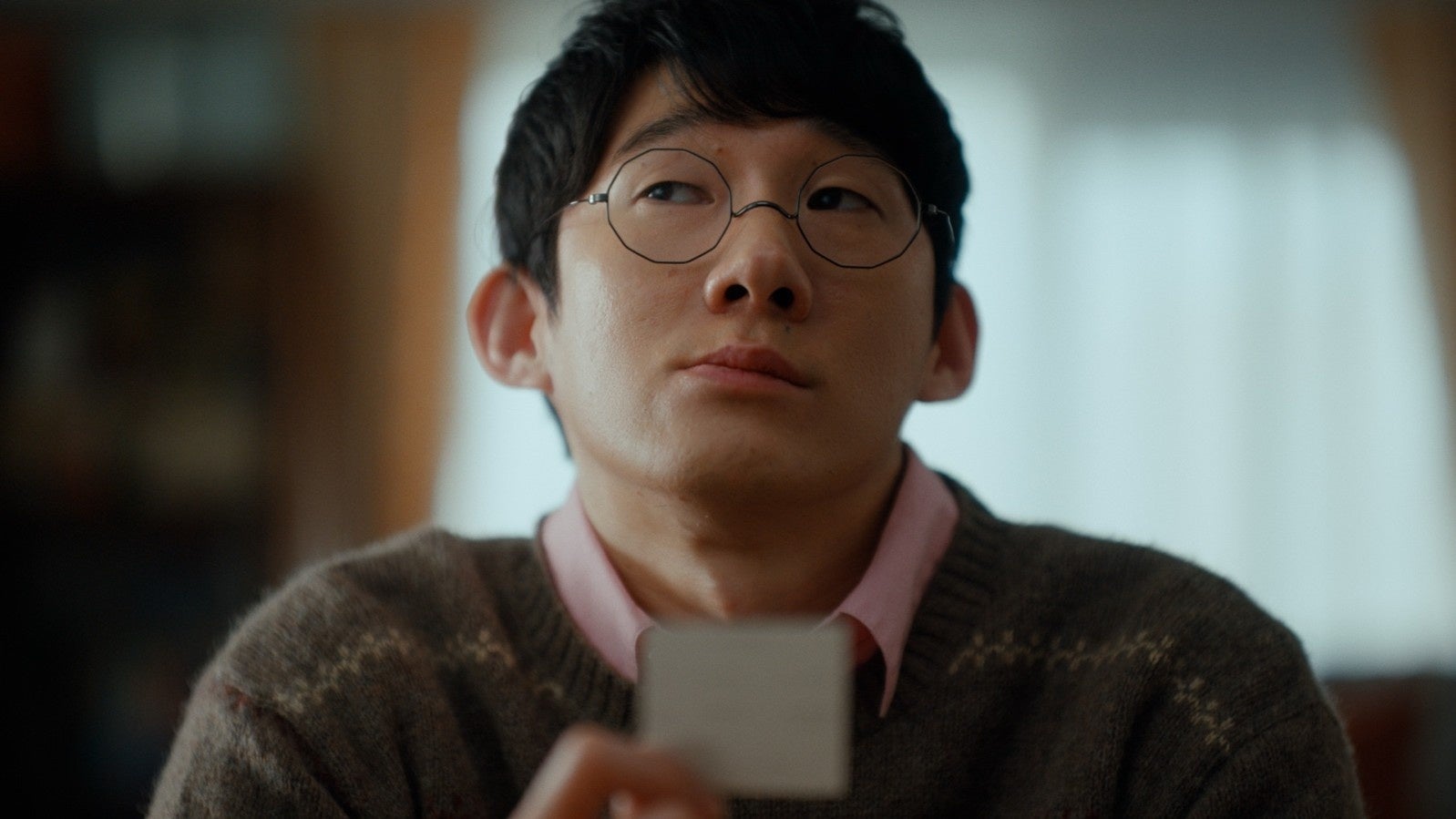 三井住友銀行スマホの口座「Olive」新WEB-CM公開ロングコートダディ・堂前さん出演、「手数料とは」篇 2月9日より配信。振込や時間外などのチリツモ手数料をスマホの口座「Olive」で負担を抑える