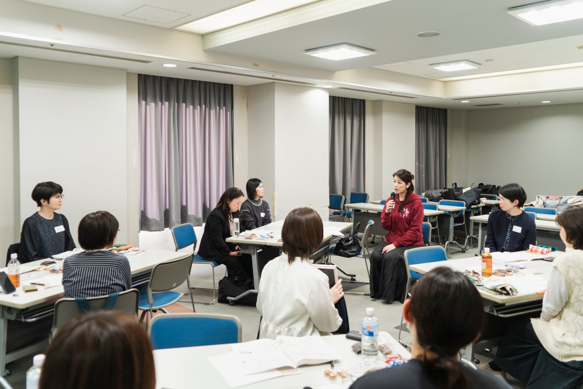 金融機関で働く女性がキャリアについて考える自主交流会「アフタヌーン・井戸端ダイアログ＠広島」を2月21日に開催。8金融機関から13名が参加し、キャリアデザインについて対話。