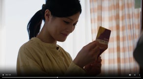 鈴木砂羽さん、織田奈那さん出演の新ウェブCM 「思い出の口座編」を公開