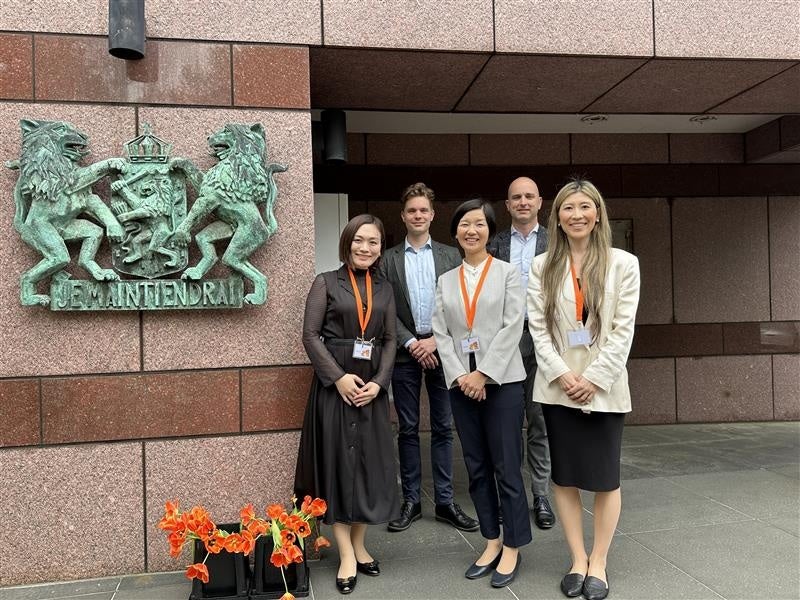 MONO MAKERS PROGRAM参加者・小嶋氏（京都府・小嶋織物）とともにオランダ王国大使館を表敬訪問