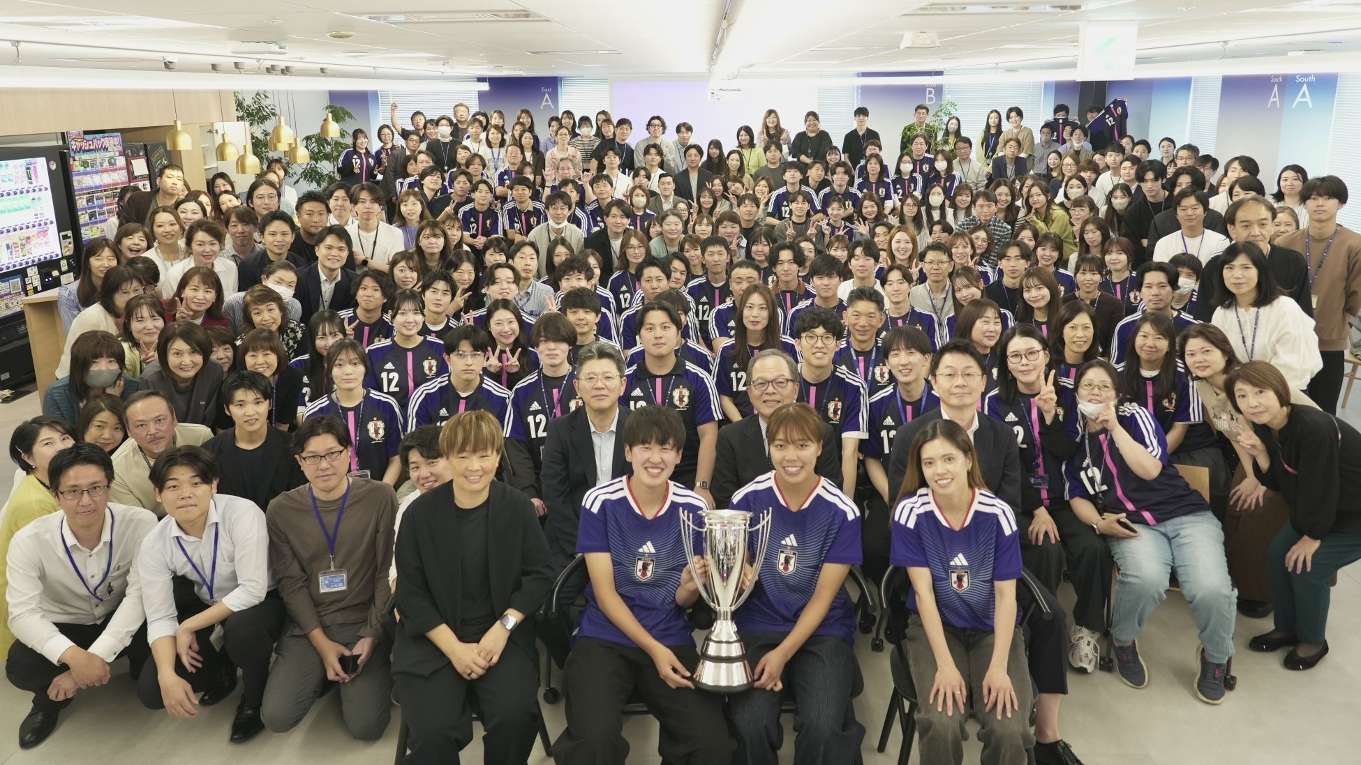 クレディセゾン、AFC女子アジアカップ優勝のなでしこジャパンを祝福する記念贈呈式を開催